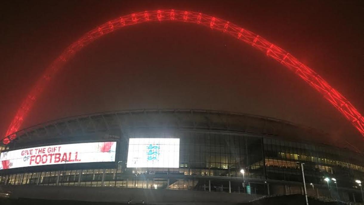 Membley stadiony Türkiýe üçin gyzyl reňke bürendi