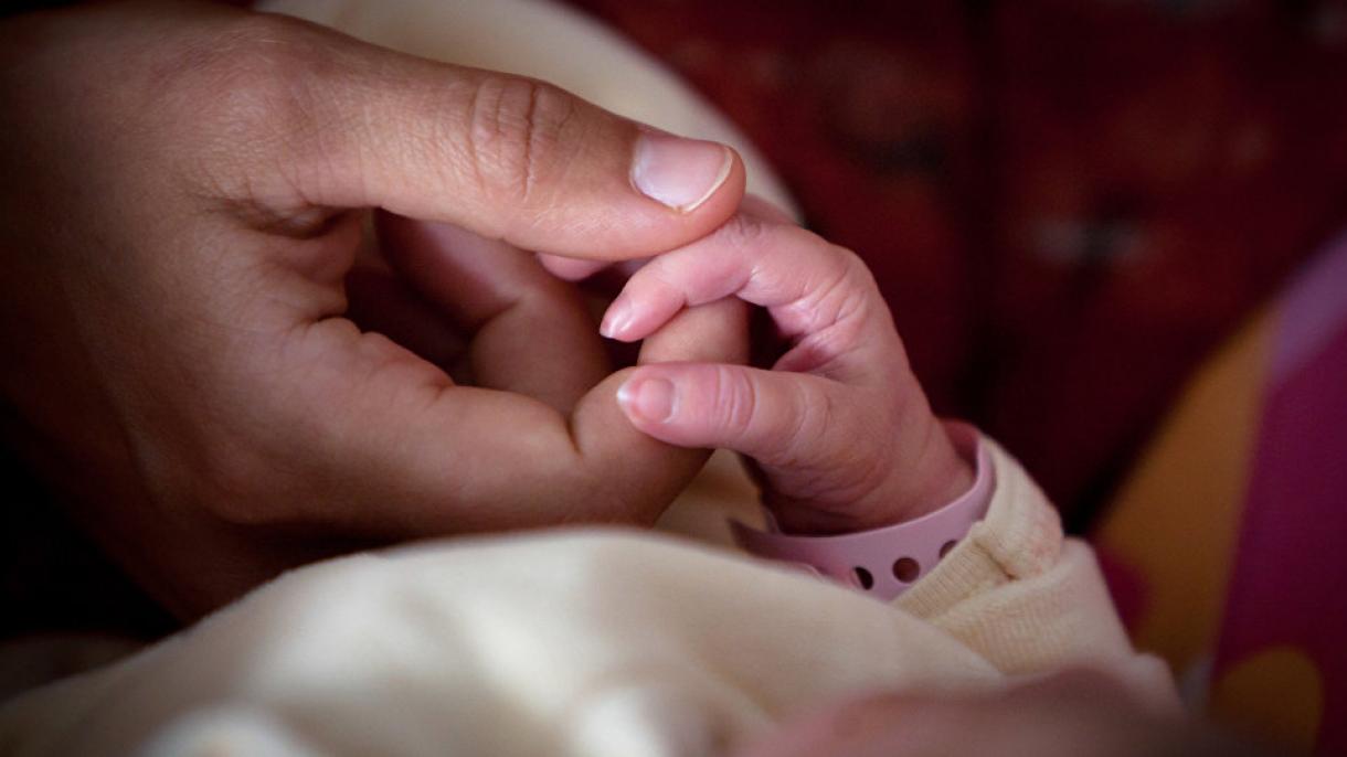Nace un bebe 'embarazado' en la India