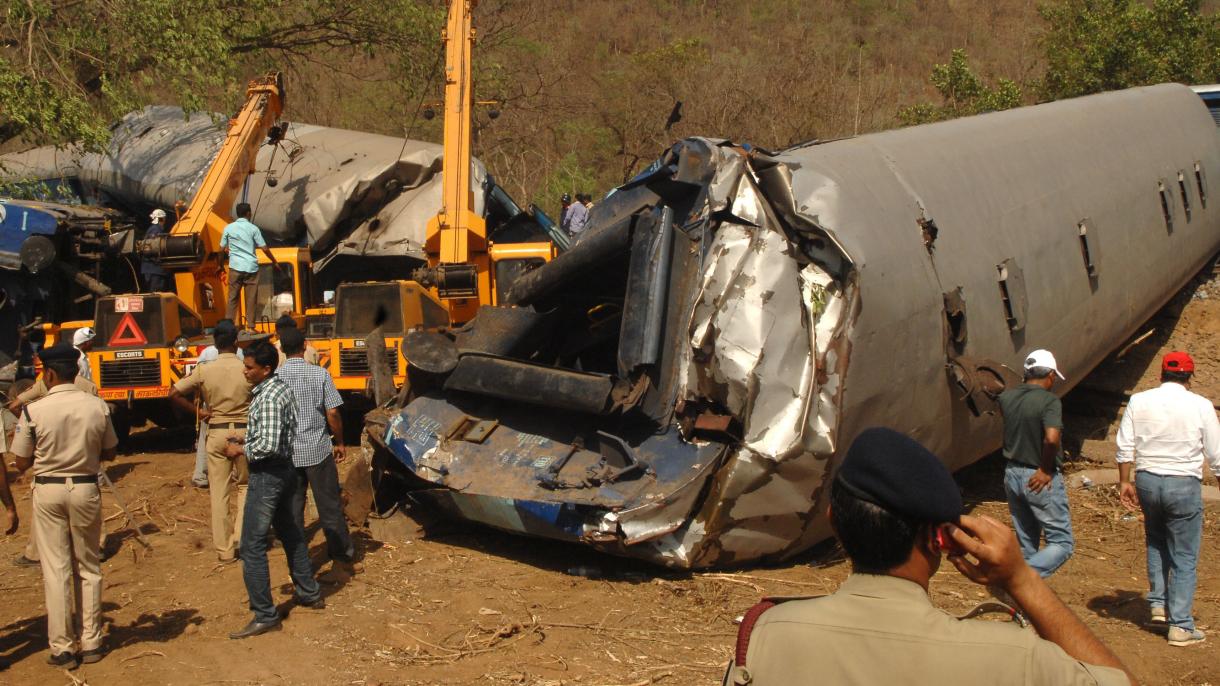 印度北方邦一火车六节车厢脱轨  伤亡惨重