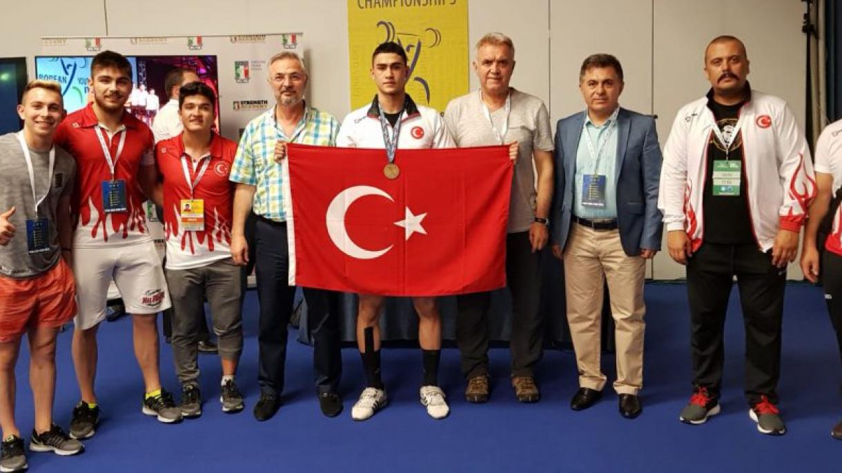 Enes Yaşar gana medalla de bronce en el Campeonato Europeo de Halterofilia