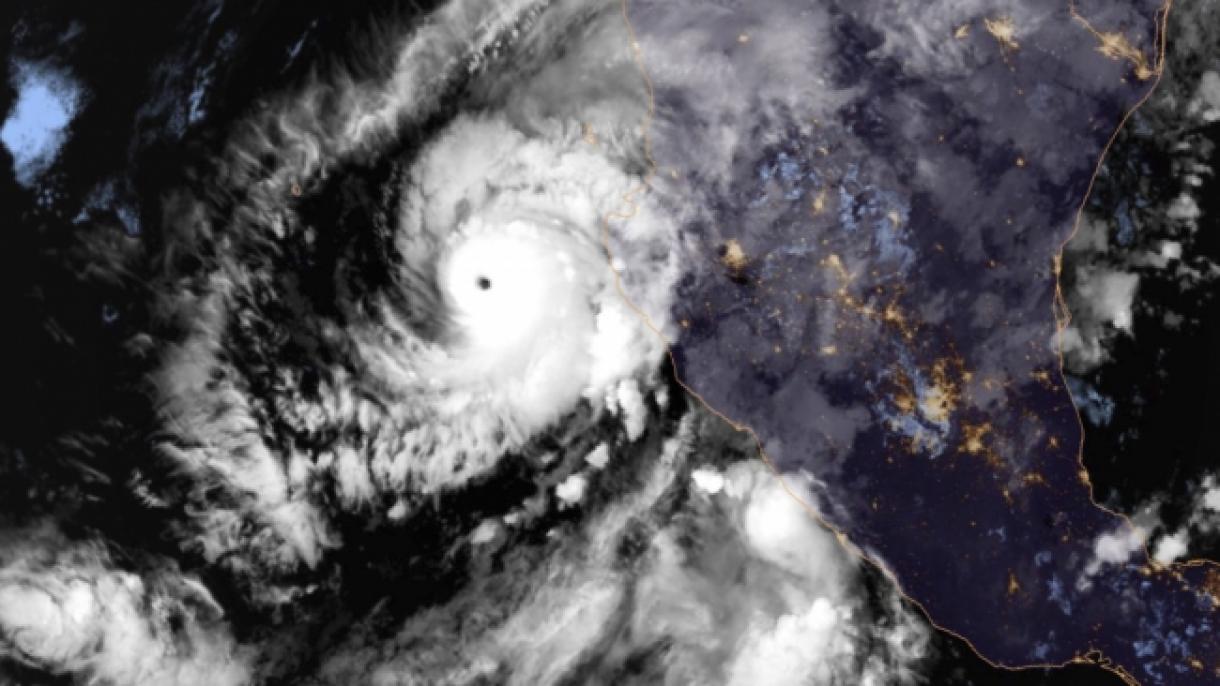 Tormenta Willa avanza hacia el norte sobre el Pacífico