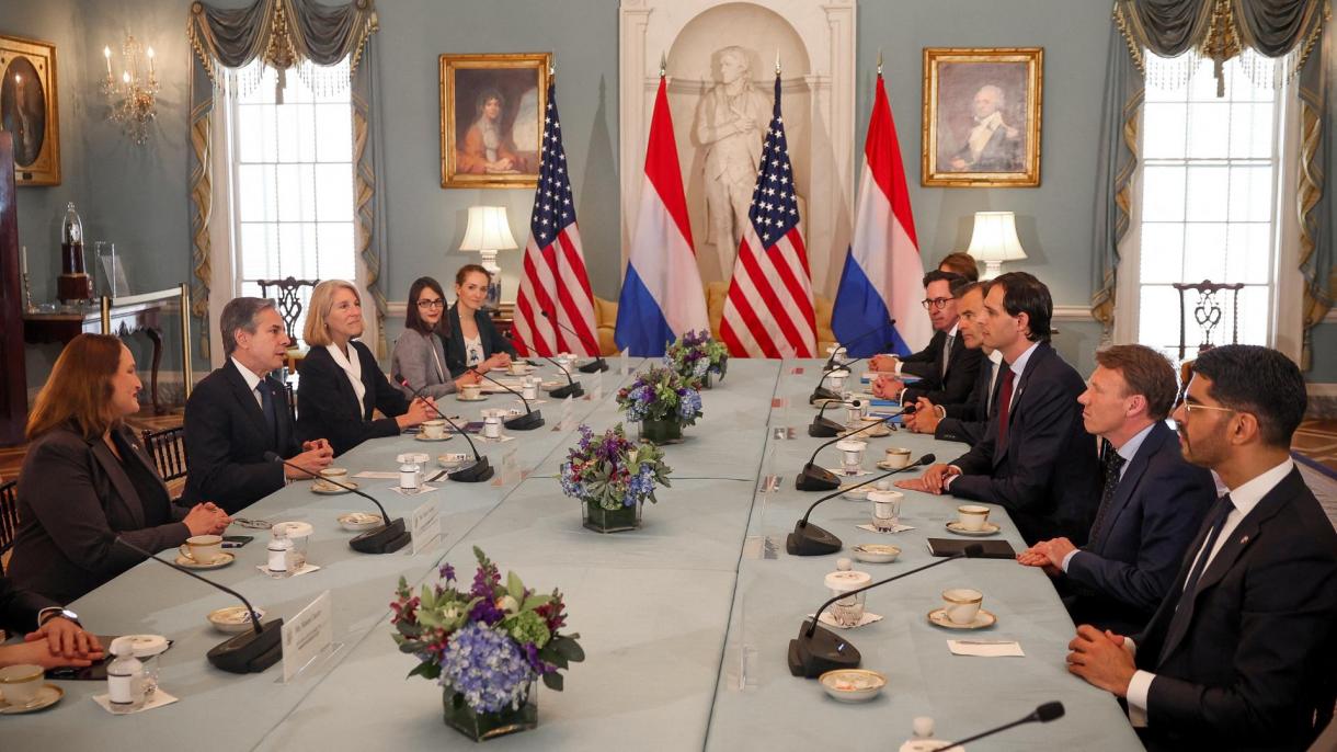 美国国务卿会见荷兰外长讨论对乌克兰的军事援助