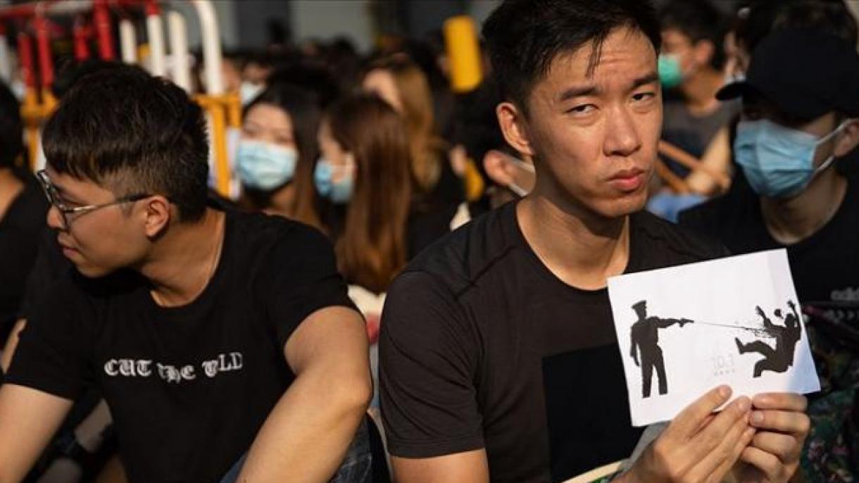 香港数百名学生静坐抗议警方开枪伤人