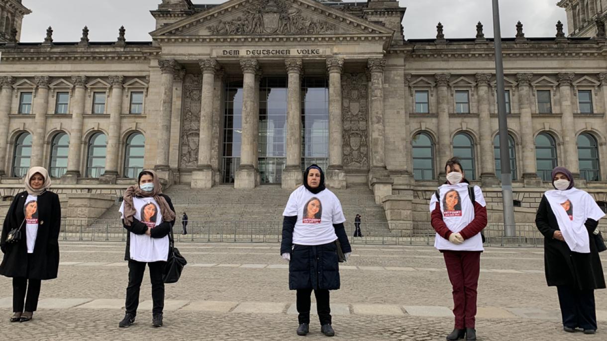 Egy anya a német parlament előtt tüntetett a PKK által elrabolt lánya kiszabadításáért