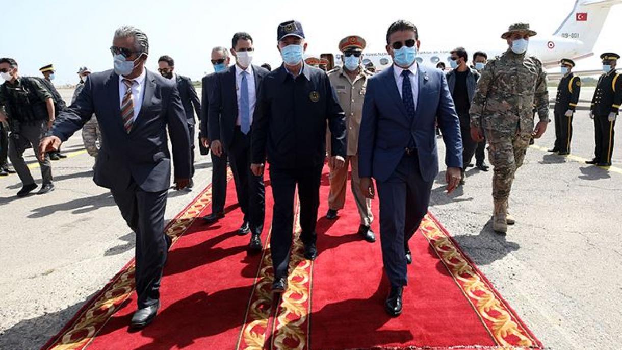 国防部长阿卡尔与总参谋长古莱尔访问利比亚