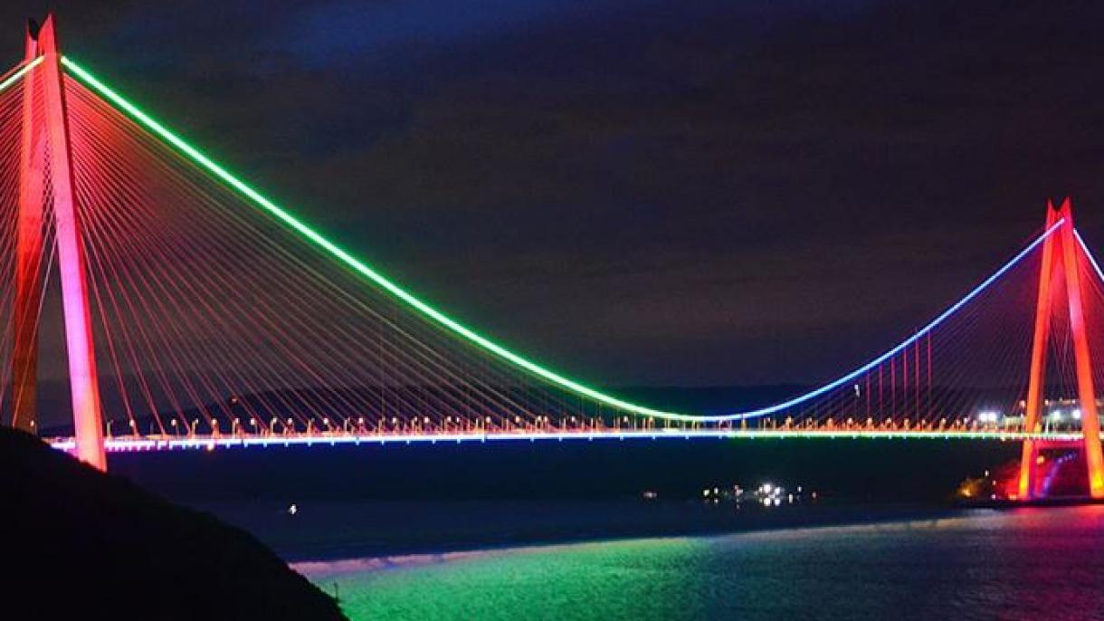 İstanbulun rәmzlәri Azәrbaycan bayrağının rәnglәri ilә işıqlandırılıb