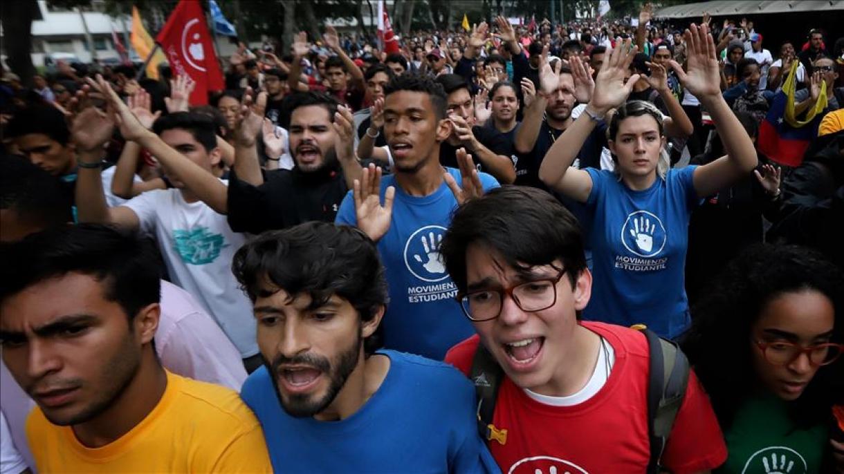Estudiantes afines y opositores al Gobierno venezolano conmemoraron su día con marchas