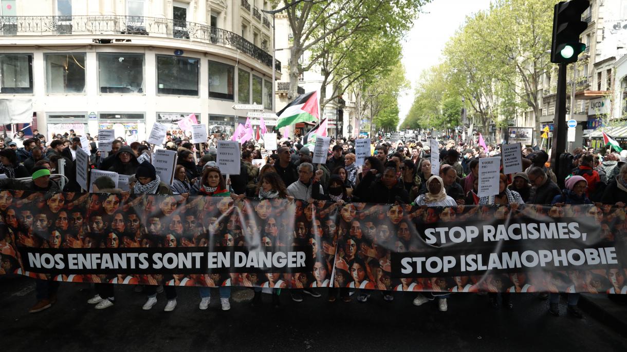 paris irkcilik protestosu.jpg