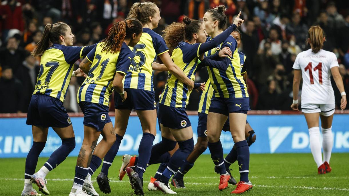 Történelmi meccs a Galatasaray és Fenerbahce női labdarúgócsapatok között