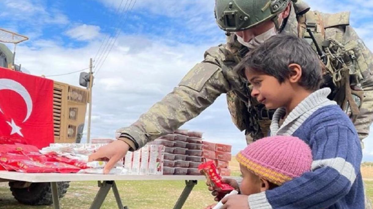 A Török katona nyújt humanitárius segélyt