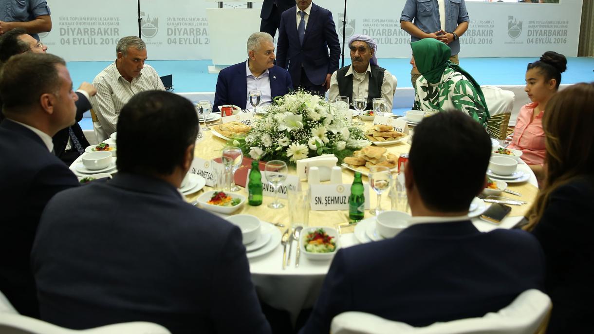 Yıldırım se reunió con los líderes de opinión en Diyarbakır