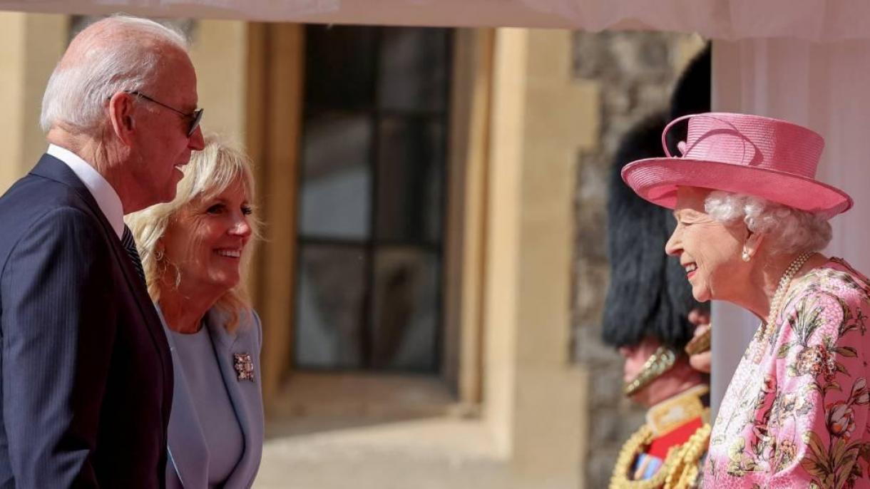 Джо Байден встречает королеву Великобритании и спрашивает ее: 