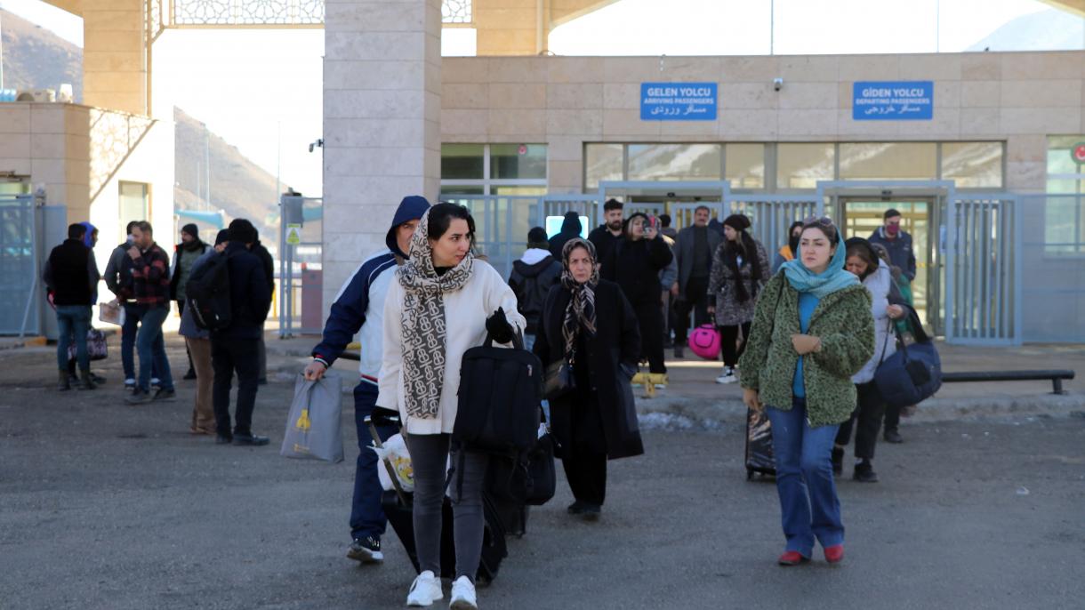 iranli turistler van shoping fest.jpg