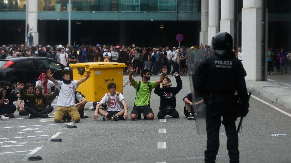 Polícia espanhola intervém contra os manifestantes catalães