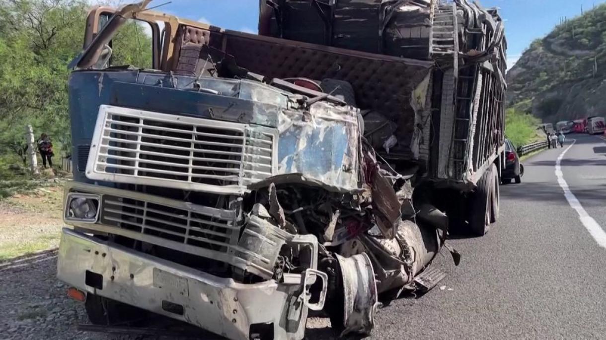 墨西哥旅游巴士与货运卡车相撞