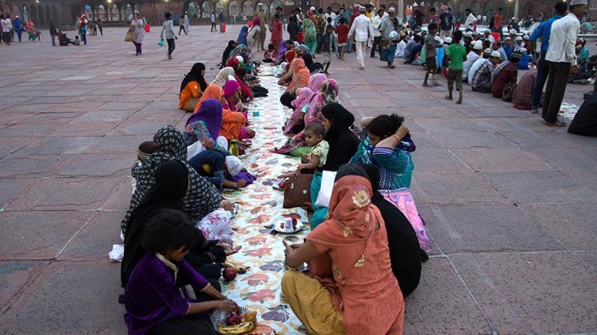 Controversia en India por que una de sus ciudades prohíbe la venta de comida no vegetariana