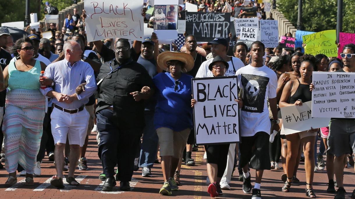 美国黑人多地示威抗议警察暴力