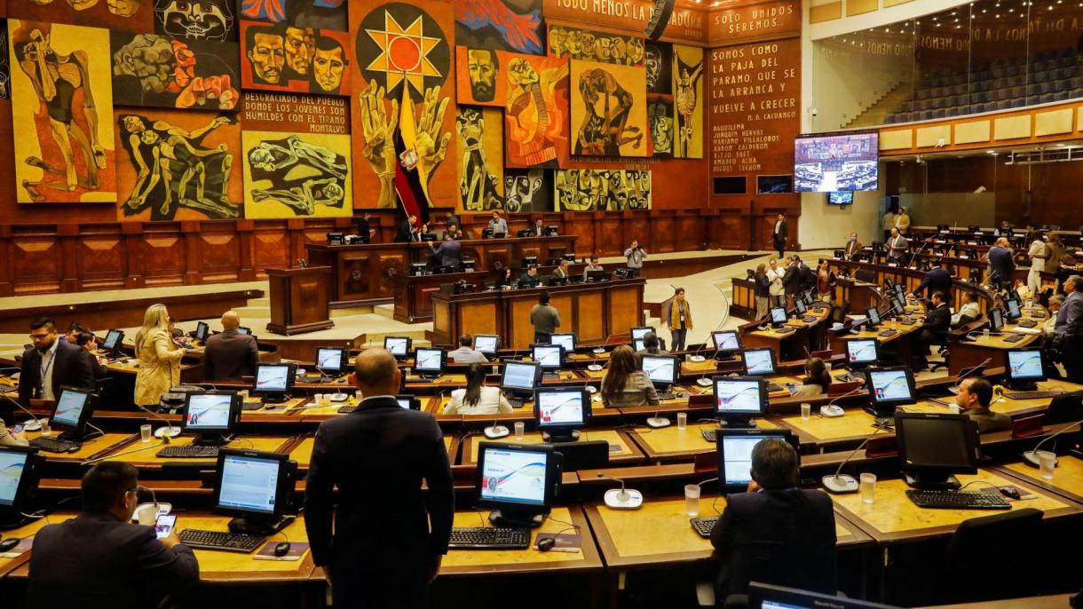 еквадор парламентида пирезидентни сотлаш тәклипи қобул қилинди