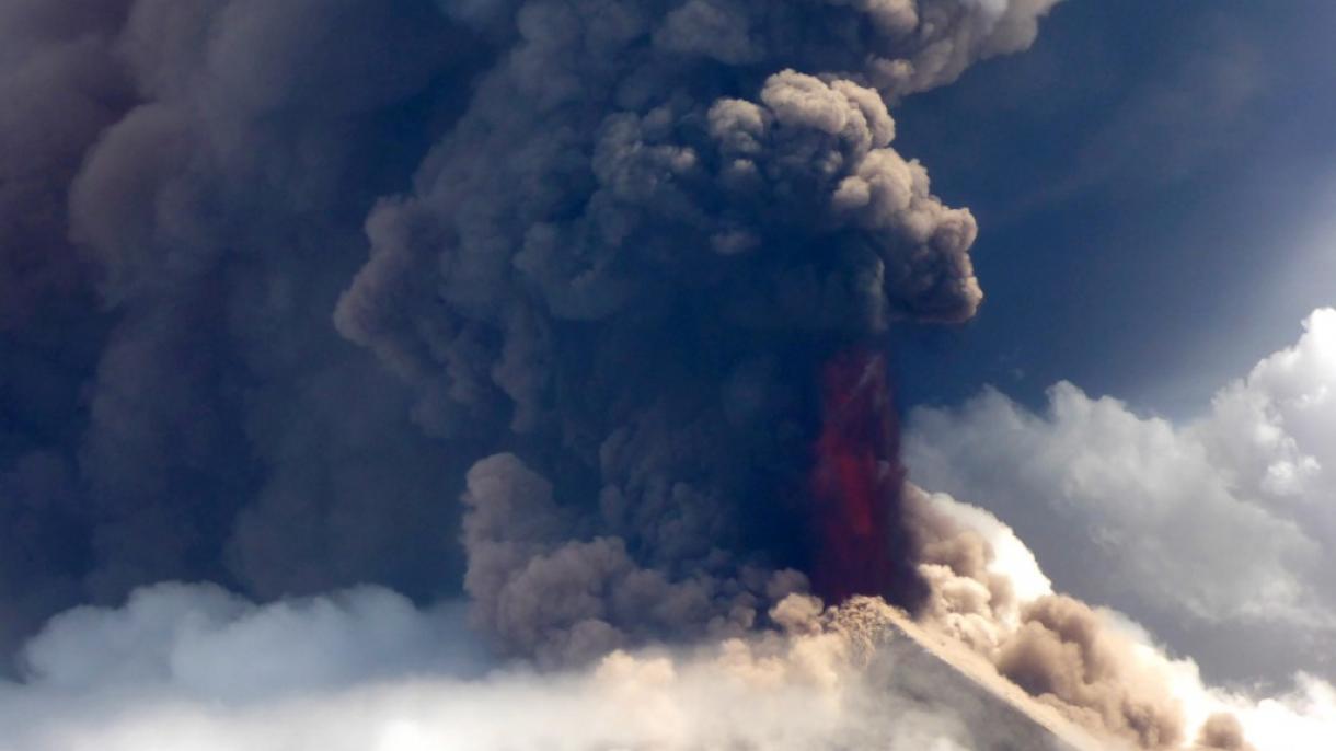 Forte erupção do vulcão Ulawun em Papua Nova Guiné