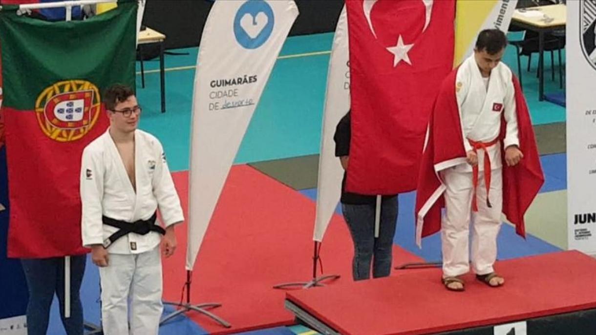 Atleta turco com síndrome de Down ganha medalha de ouro no Campeonato Mundial de Judo