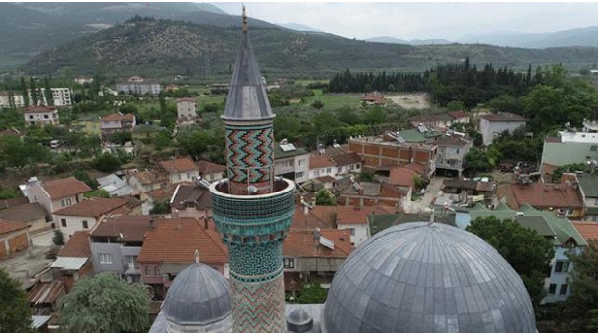 La mezquita con minarete de 12 mil piezas de azulejos está de pie desde hace años