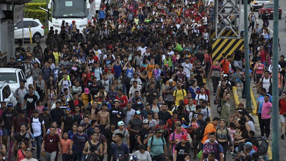 Una caravana in dita de 15.000 migrantes parte de M xico hacia EEUU