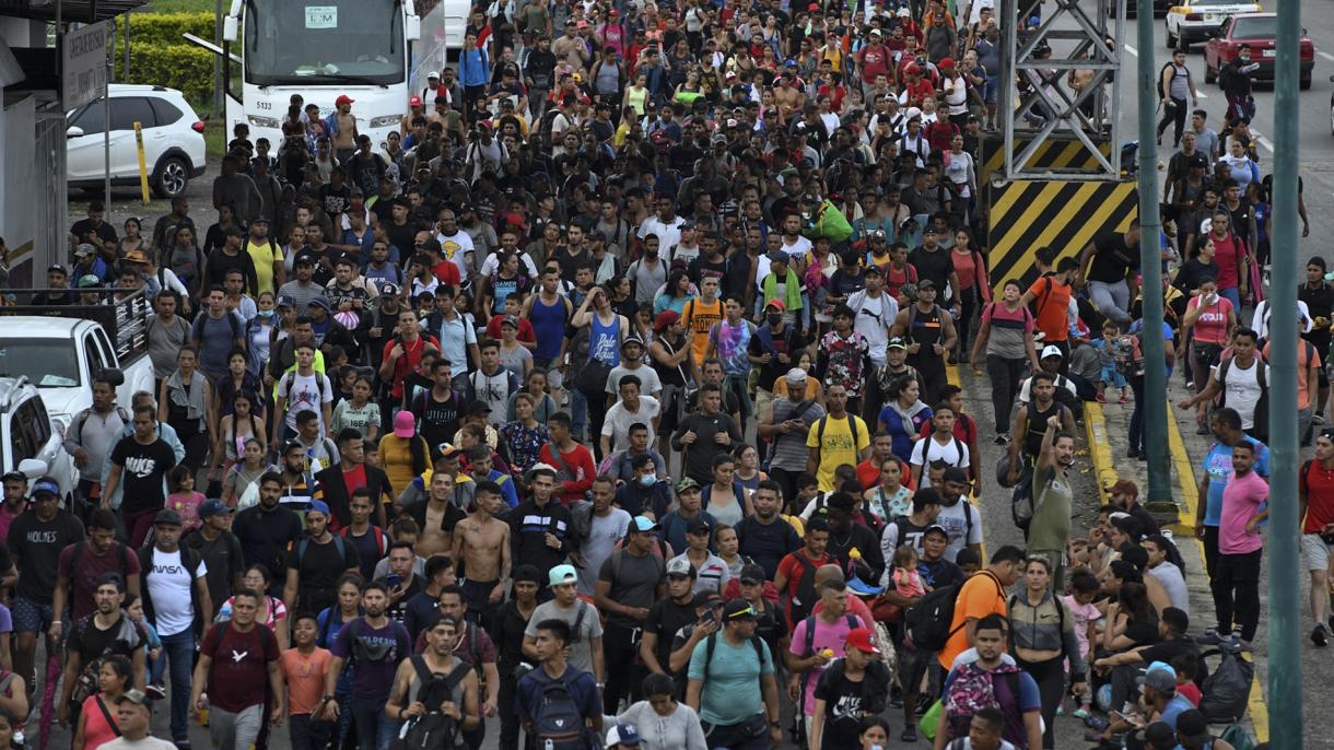 Una caravana inédita de 15.000 migrantes parte de México hacia EEUU