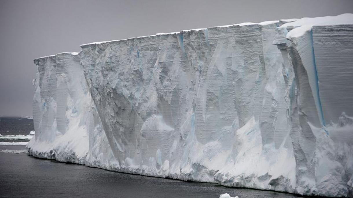 Está a nivel bajo de categoría segunda de su historia el glaciar marítimo en el Árctico