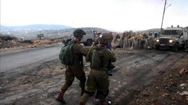以色列士兵拘捕巴勒斯坦议员