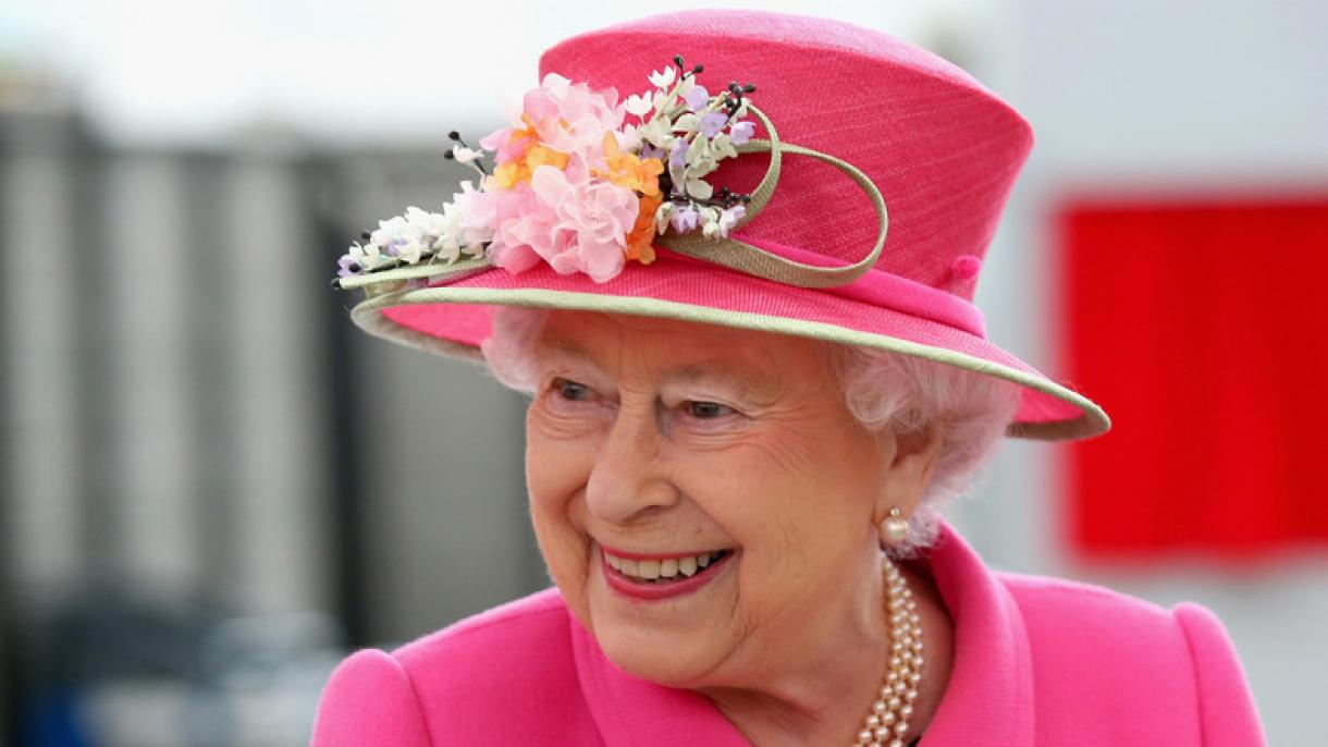 Családi körben töltötte II. Erzsébet királynő a zafírjubileumot
