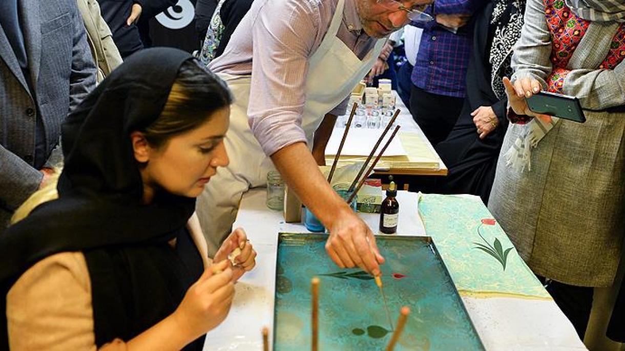 土耳其水拓画艺术家在德黑兰举行演讲
