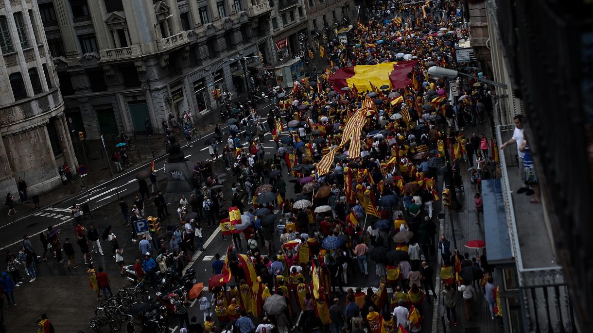همه پرسی استقلال در کاتالونیا با تنش آغاز شد