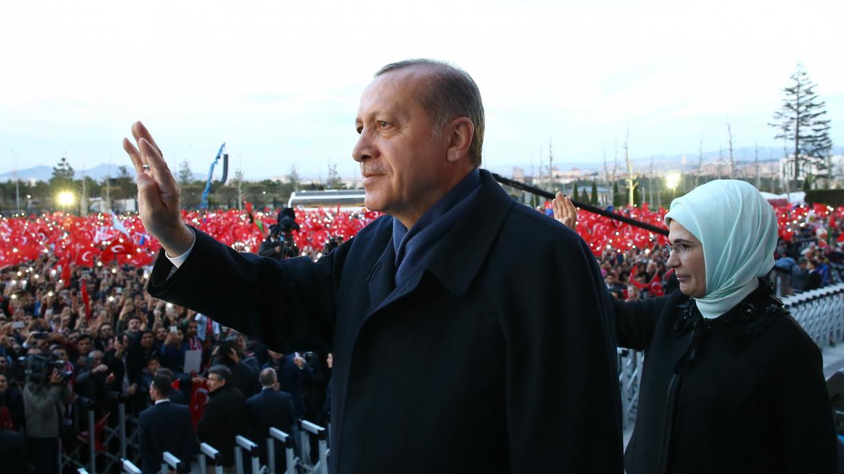 Rússia: Putin felicita Erdogan pelo referendo da Turquia