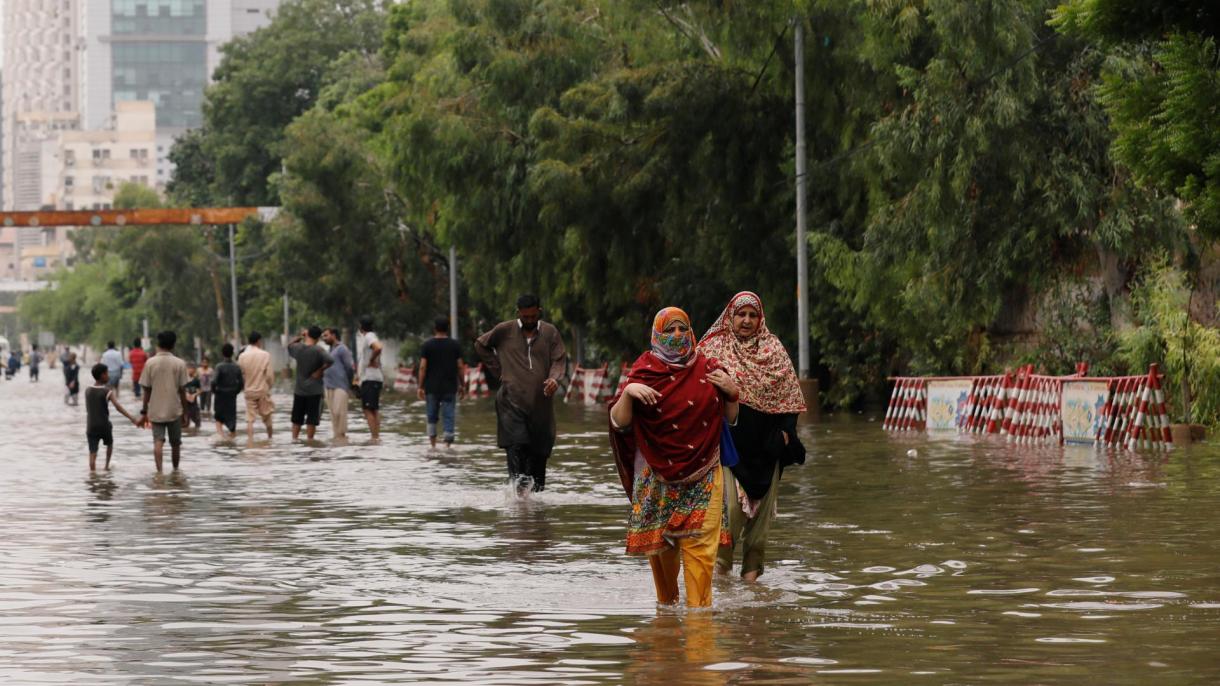 کراچی میں بارش سے روز مرہ کی زندگی متاثر، 4 افراد مختلف حادثات میں زخمی
