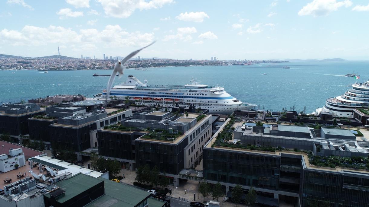Круизният кораб „Астория Гранде“, акостира в Истанбул