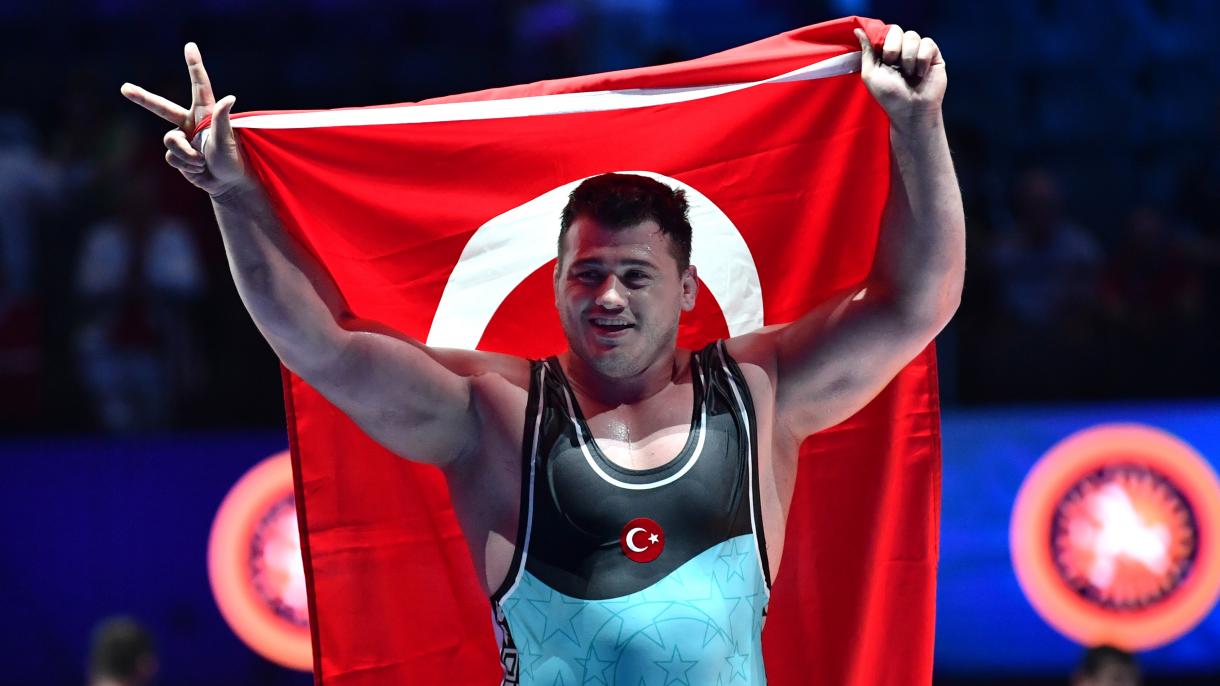 土耳其摔跤手里扎在世锦赛中夺得金牌