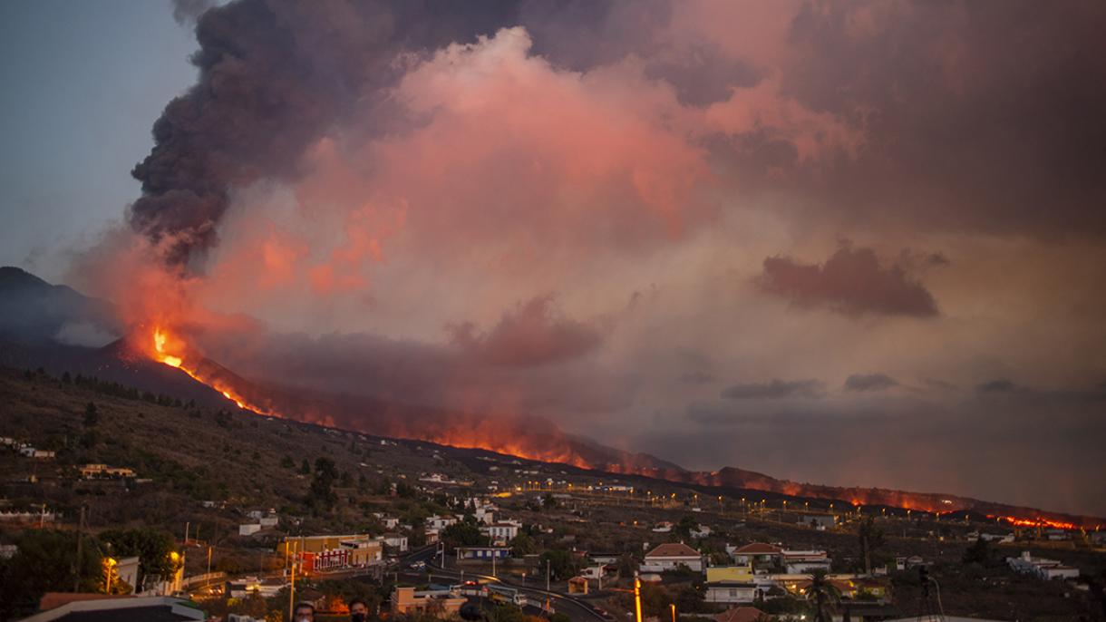 Вулканът Кумбре Виеха продължава да е заплаха за населението на остров Ла Палма...
