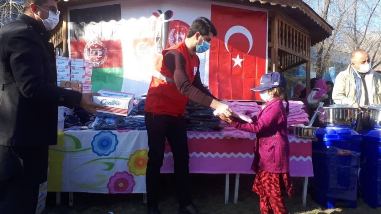 Soldati turchi consegnano doni ai bambini dell'orfanotrofio di Alaattin, a Kabul