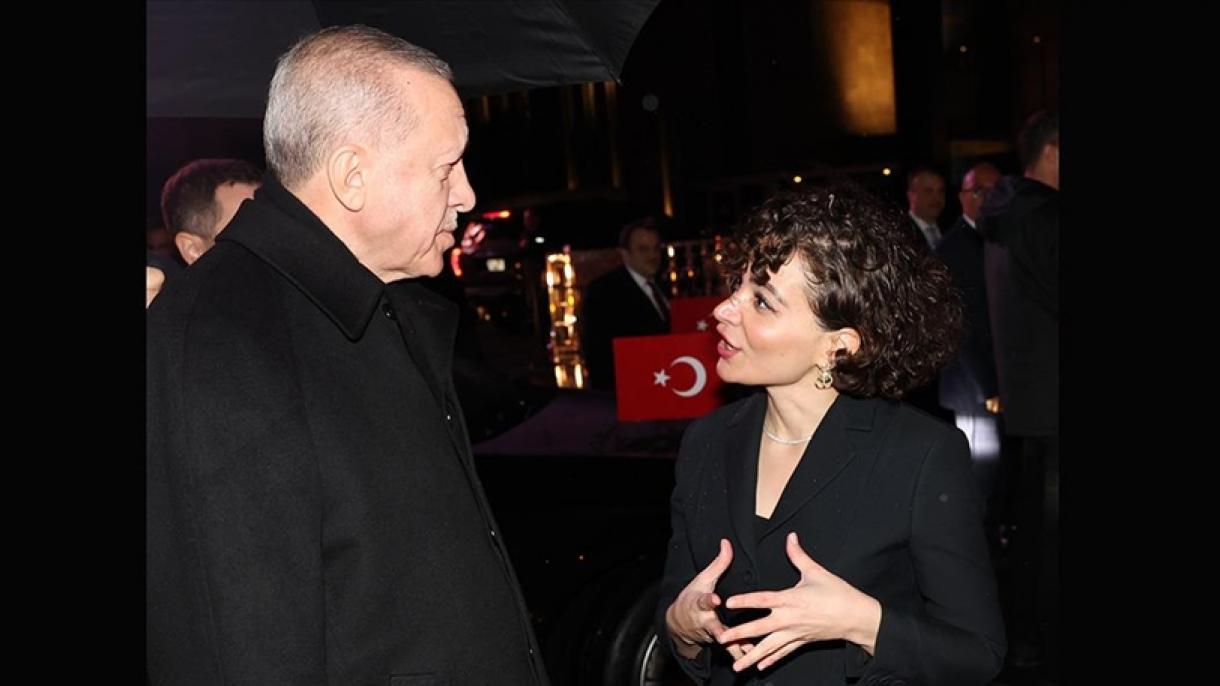 Erdogan visita la “Obra abierta” de la artista Melek Zeynep Bulut