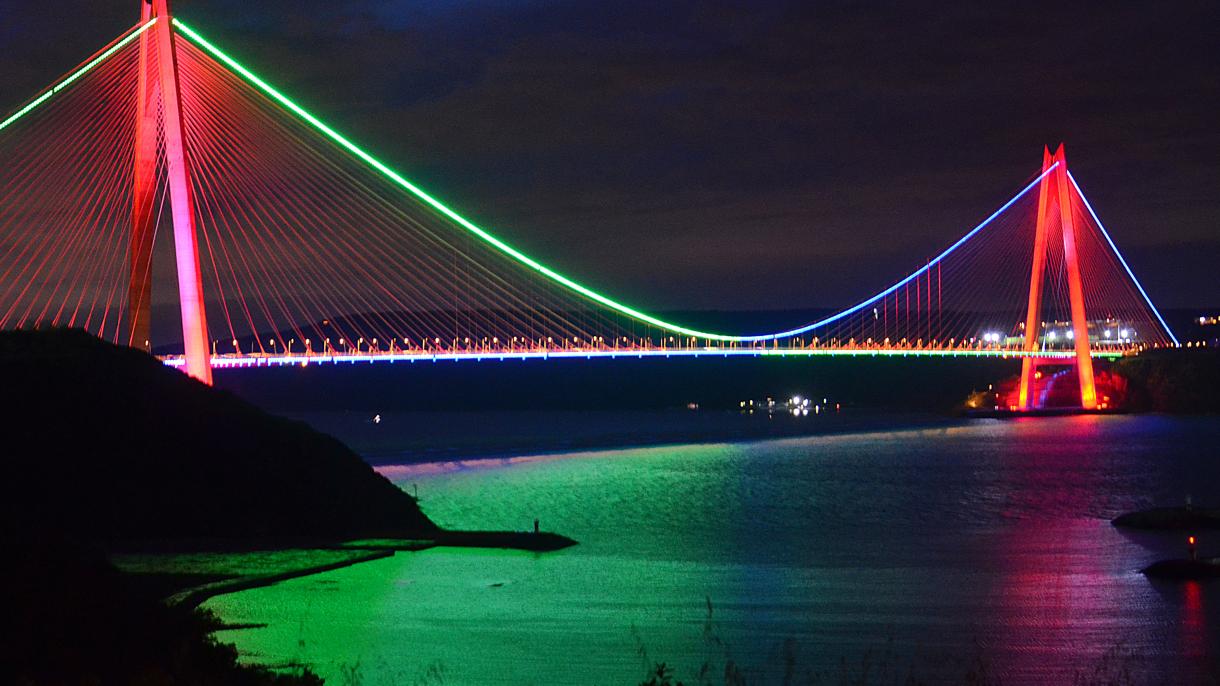 Estambul se ilumina con la bandera azerbaiyana en el aniversario 102 de la República de Azerbaiyán