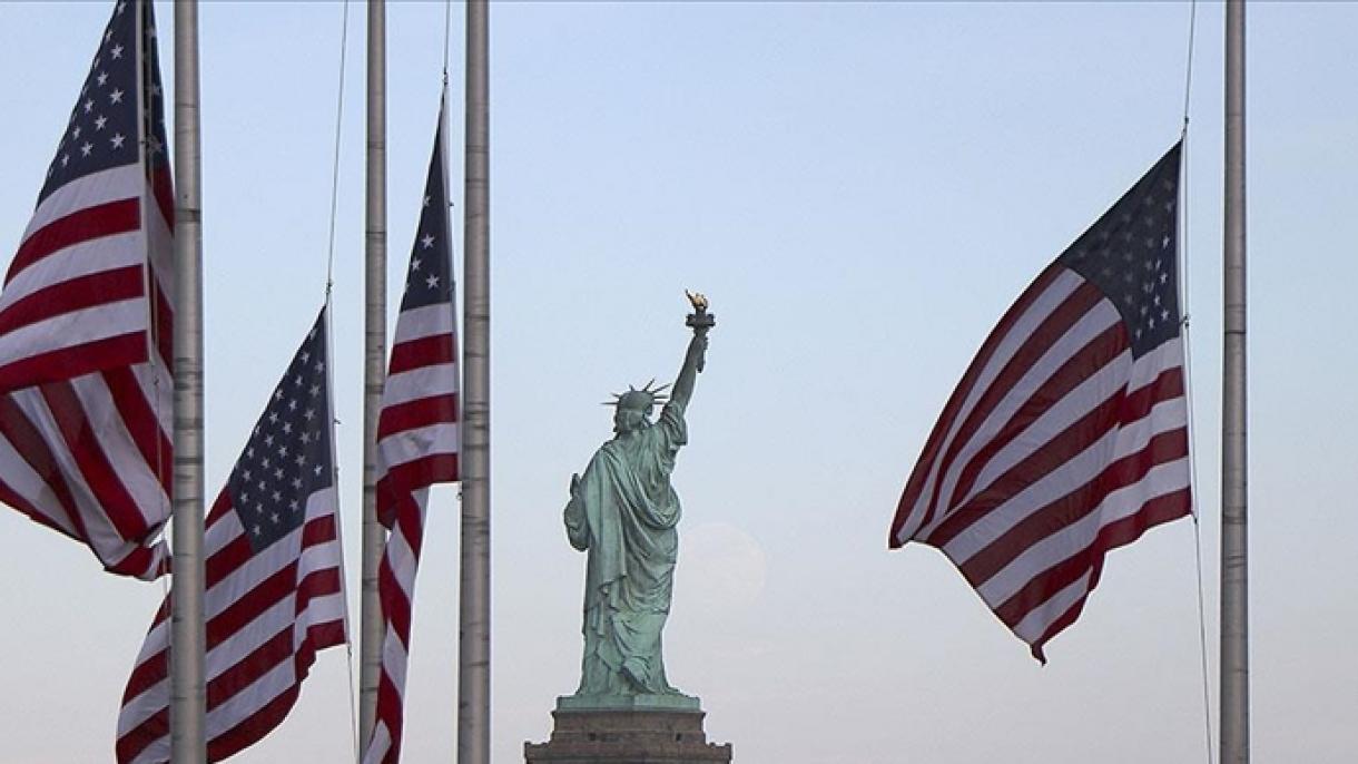 В САЩ свалиха знамената наполовина поради нападението в училище в Тенеси...