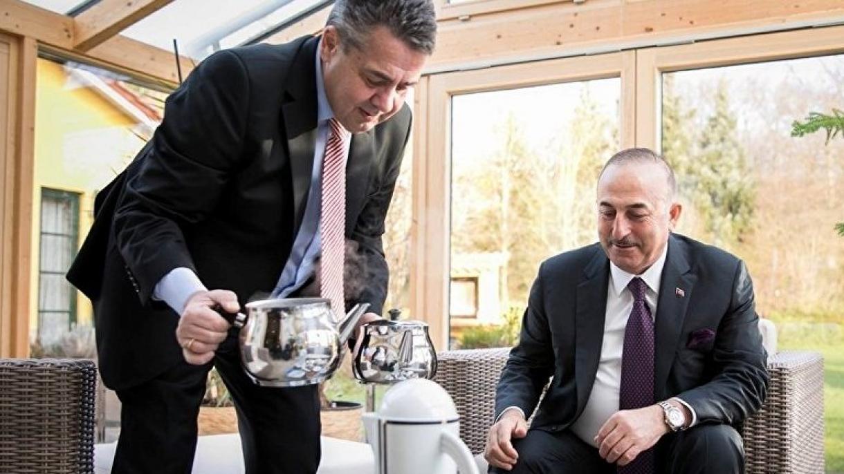 德国外长在自己的家中亲手为土耳其外长倒红茶