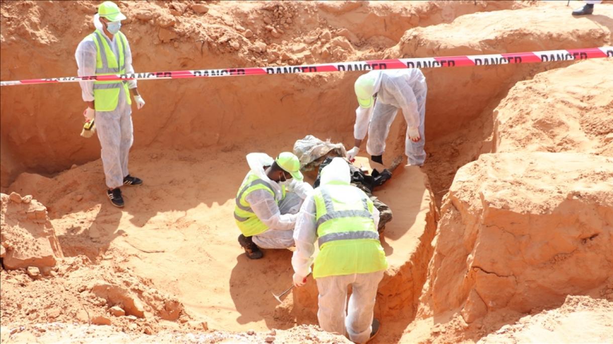 Dos fosas comunes más encontradas en Terhune, Libia