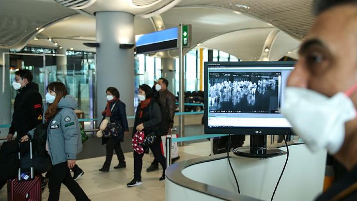 Passeggeri provenienti dai paesi dell'Estremo Oriente sono scansionati dalle telecamere termiche