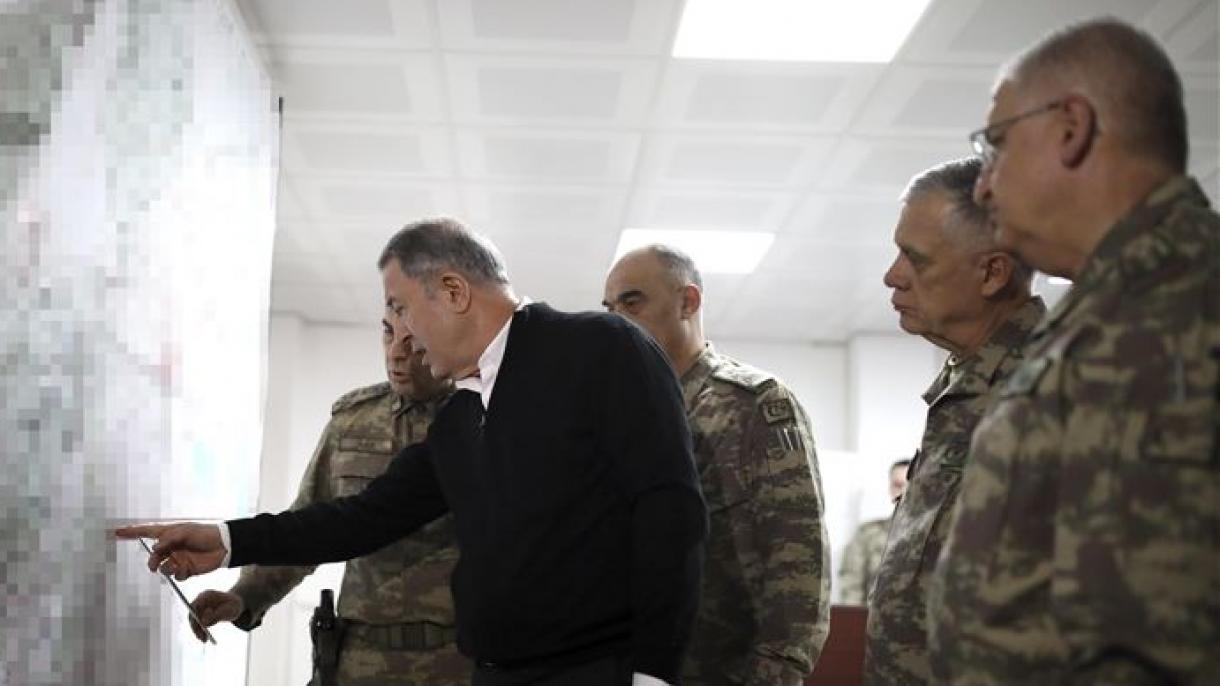 حضور وزیر دفاع و فرماندهان ارتش ترکیه در نقطه صفر مرزی با سوریه