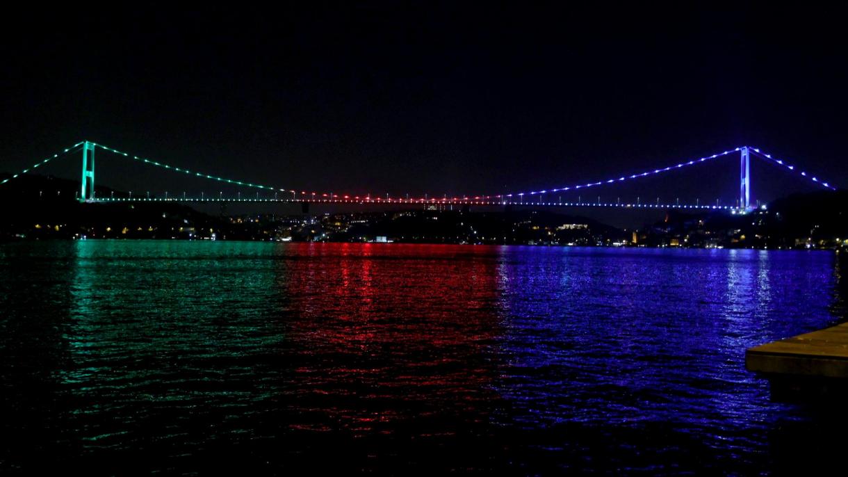 Azerbajdzsán zászlaja színeibe borult a Fatih Sultan Mehmet-híd