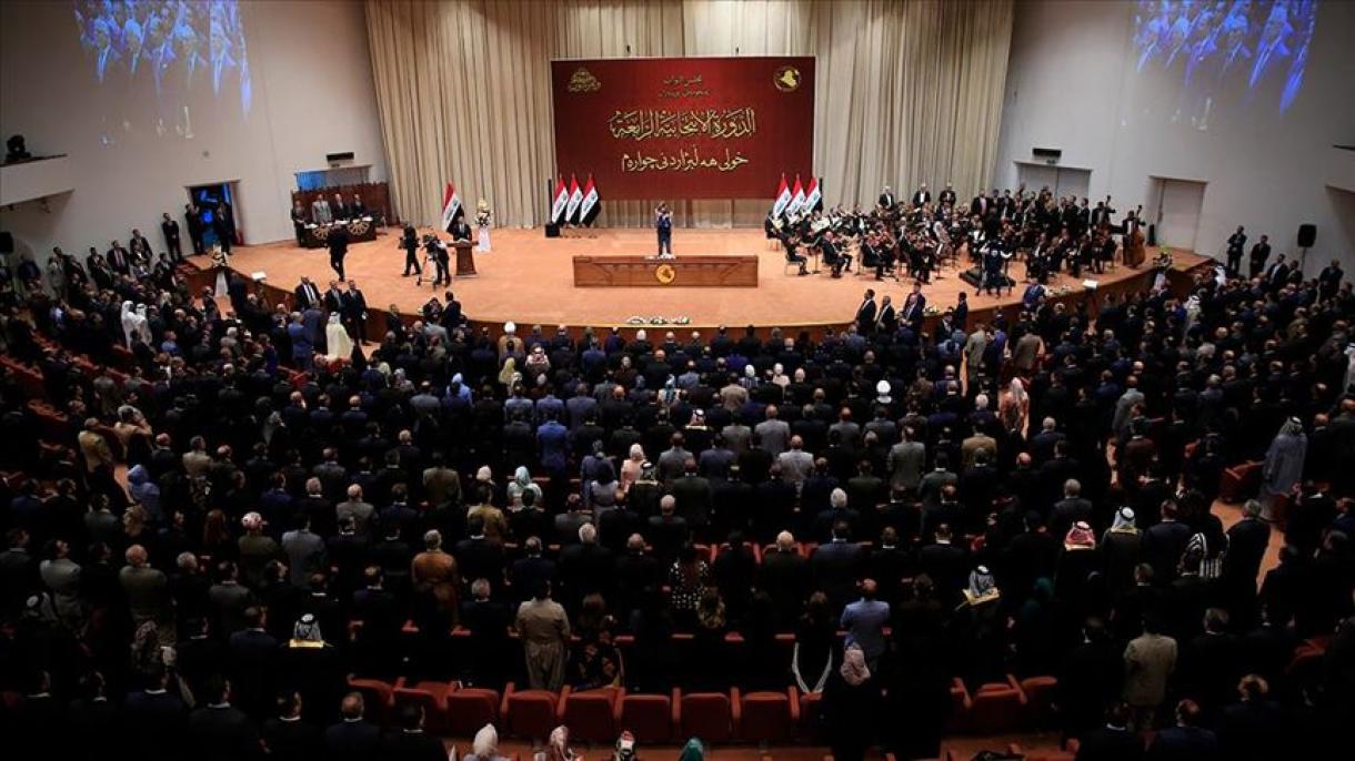 Aprovam na assembléia iraquiana a lei eleitoral que estava entre os pedidos dos manifestantes