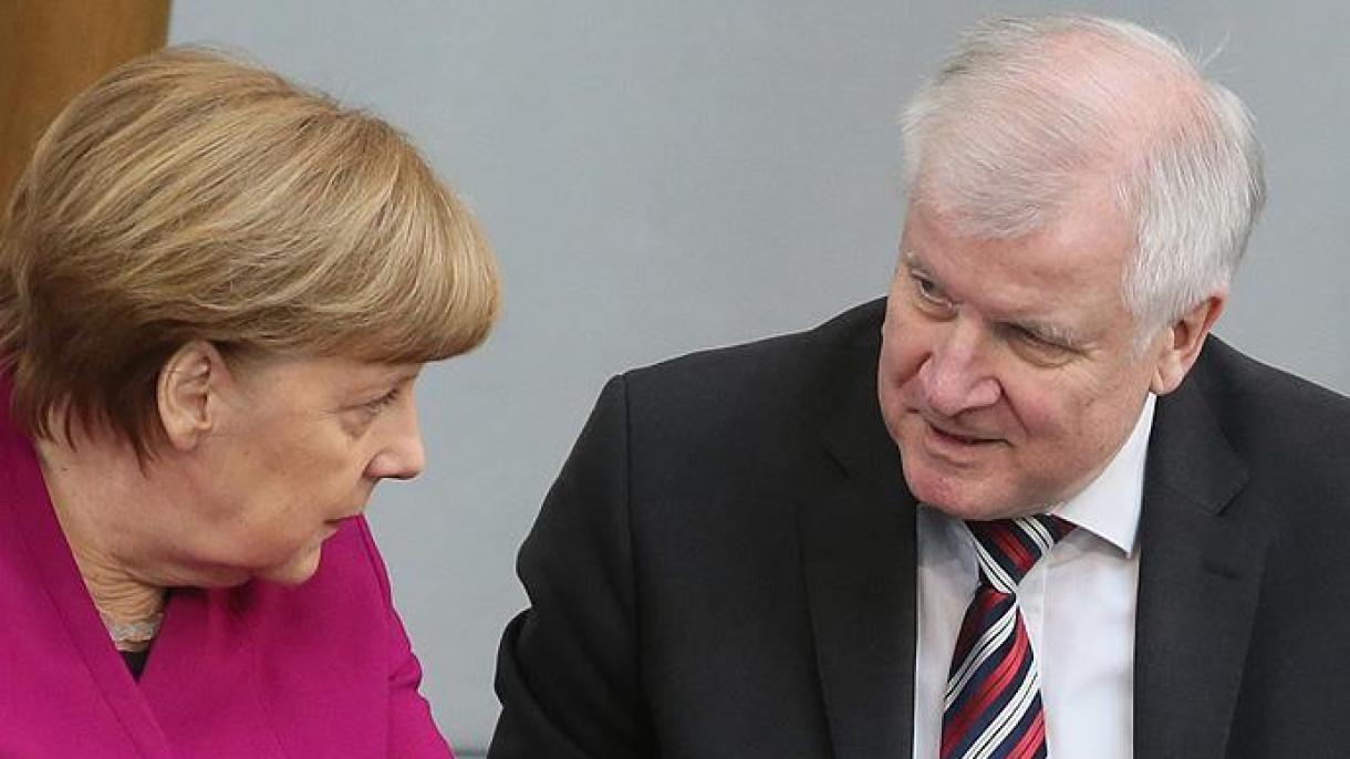 اختلاف وزیر کشور آلمان با مرکل در مورد بحران پناهجویان