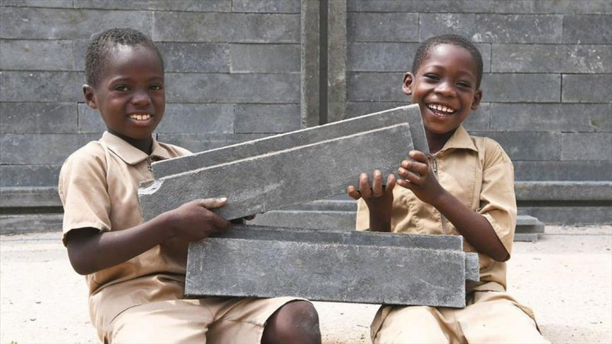 Empresa colombiana y Unicef construyen escuelas en África con plástico reciclado