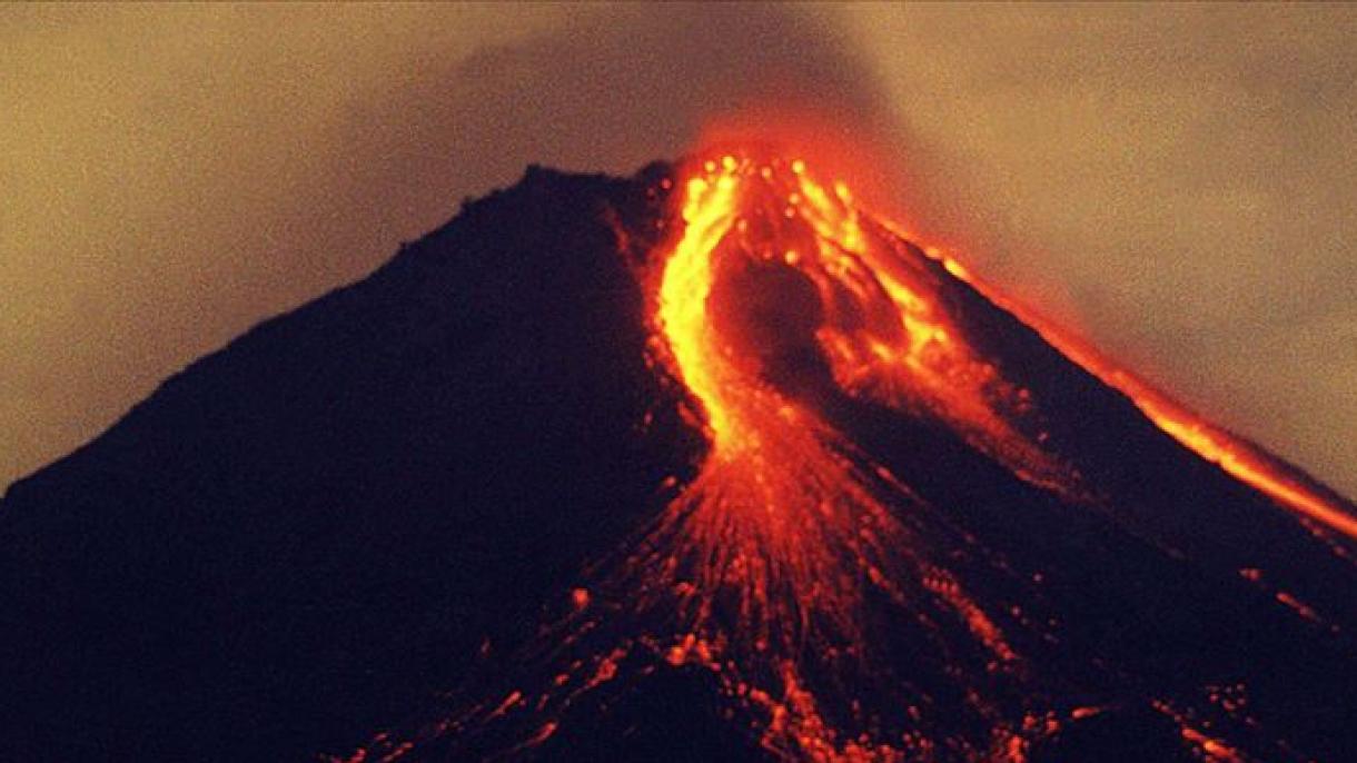 فوران کوه آتشفشان مراپی در جزیره جاوای اندونزی